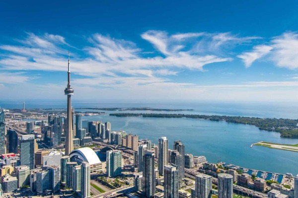 Durante una vacanza studio in Canada non si può non fare tappa alla CN tower di toronto