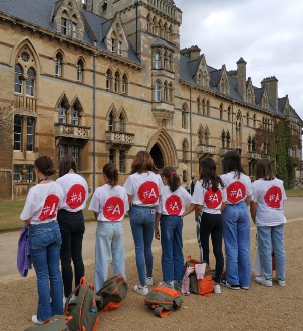 Studenti L'astrolabio davanti alla Royal Agricultural University di Cirencester
