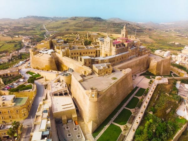 L’intera isola di Malta era fortificata con mura e torri.