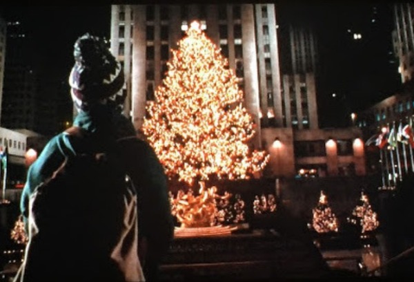 Mamma-ho-perso-l-aereo-2-scena-davanti-al-Rokefeller-Center