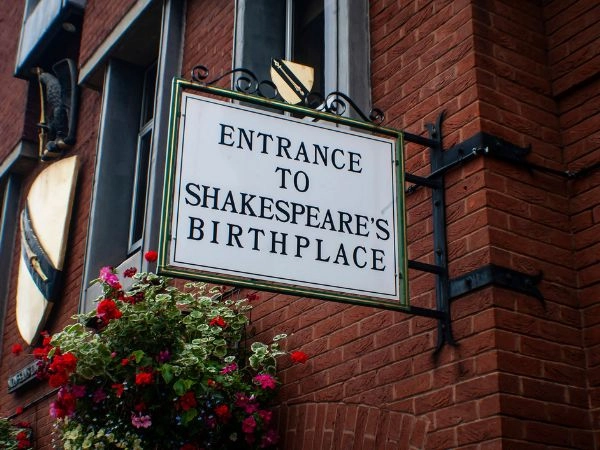 entrance to shakespeare's birthplace