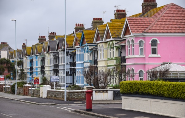 Le-caratteristiche-casette-colorate-della-cittadina-di-Worthing