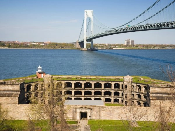 Nelle vicinanze del Ponte Verrazzano-Narrows si erge Fort Wadsworth