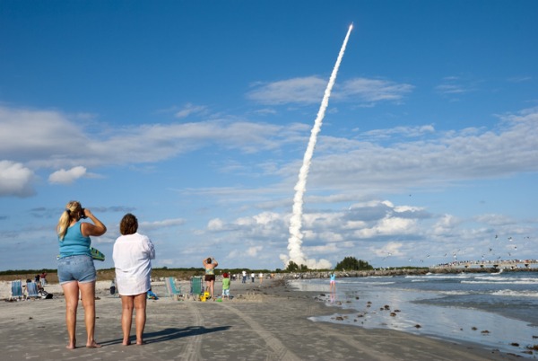 Visitatori-osservano-il-lancio-di-un-missile-a-Cape-Canaveral