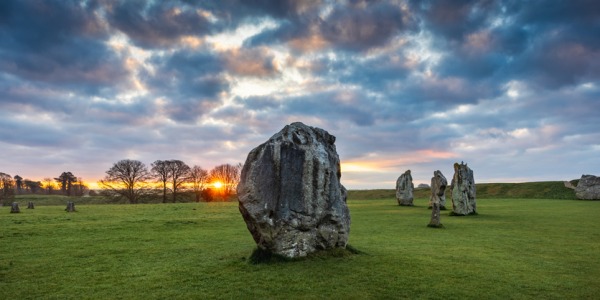 i-monoliti-di-Avebury-in-Inghilterra-in-un-suggestivo-tramonto