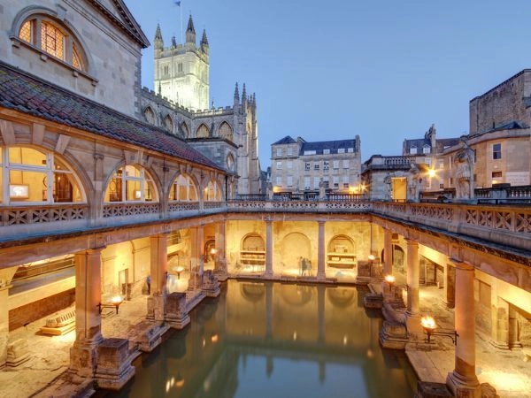 I bagni romani a Bath vicino alla cattedrale sono una delle principali attrazioni della città