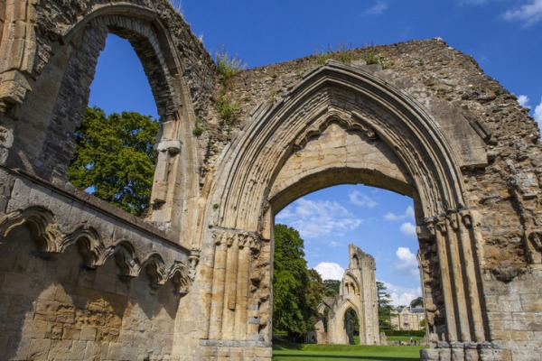 Glastonbury-Abbey-e-la-leggenda-di-Re-Artu