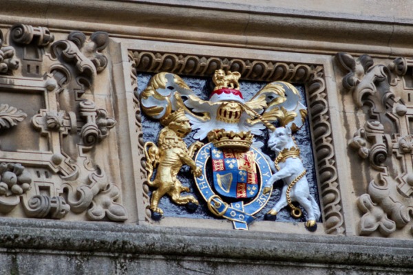 Primo-piano-dello-stemma-reale-del-Regno-Unito-sulla-facciata-della-Torre-dei-Cinque-Ordini-presso-la-Bodleian-Library-di-Oxford