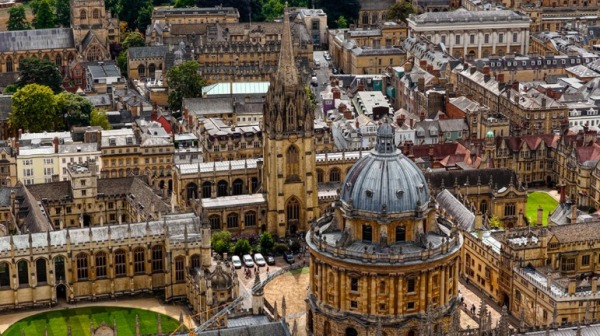 la-Radcliffe-Camera-e-guglie-gotiche-dellUniversita-di-Oxford-al-tramonto-architettura-storica-britannica-con-Sheldonian-Theatre-e-college-circostanti
