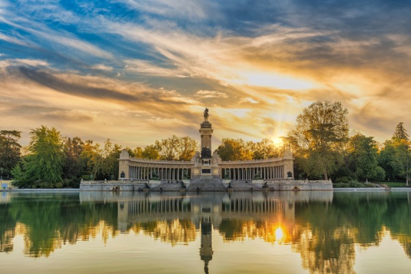 Madrid-Spagna-skyline-della-citta-all-alba-al-Parco-El-Retiro