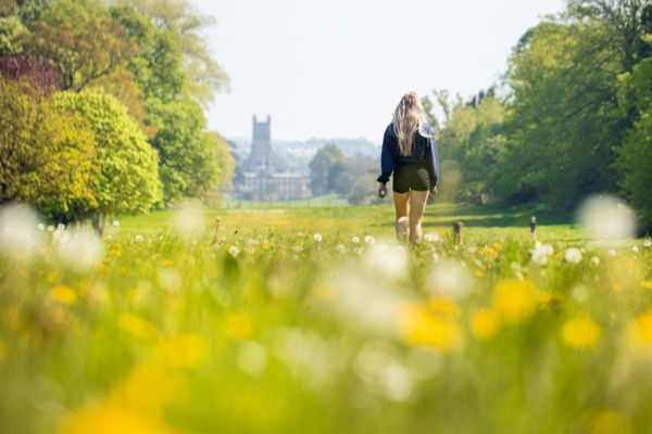 Una-studentessa-si-gode-una-passeggiate-nel Cirencester Park