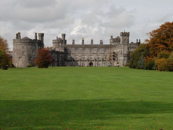 Il Castello di Kilkenny è una delle mete delle escursioni delle vacanze studio in Irlanda
