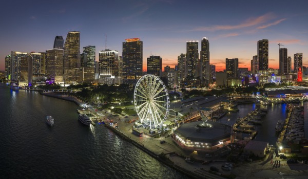 Grattacieli illuminati a Brickell il centro finanziario della città e il Miami Observation Wheel al Bayside Marketplace