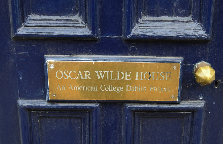 La-targa-commemorativa-sulla-porta-della-casa-di-Oscar-Wilde-a-Merrion-Square-a-Dublino