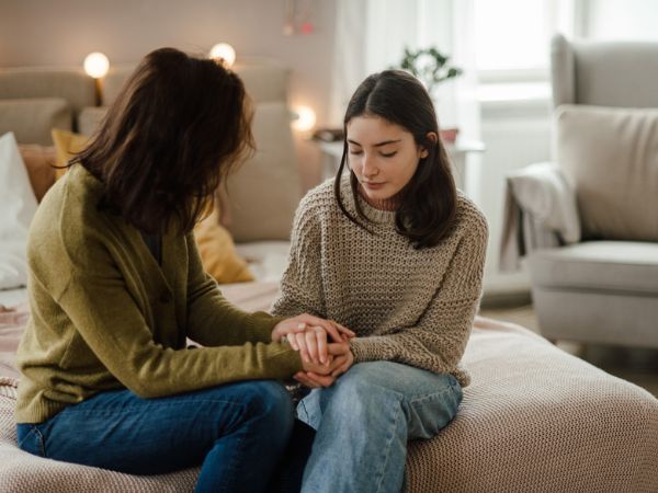 Ragazza adolescente con sua madre