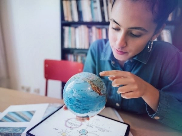 studentessa con il glob