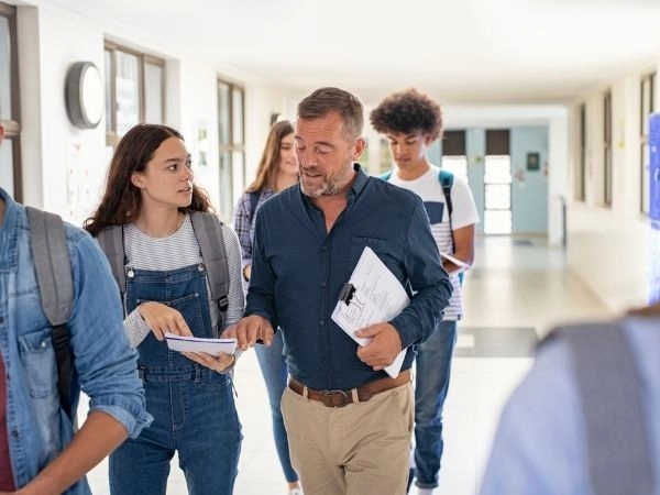 insegnante col la studentessa