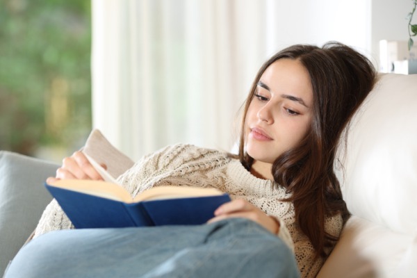 studentessa-che-legge-un-libro-scritto-in-inglese-per-prepararsi-alla-vacanza-studio