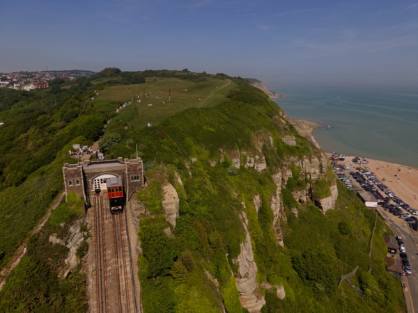 Funicolare sulla scogliera di East Hill a Hastings e riserva naturale sulla sommità della collina. Vista aerea di una celebre attrazione turistica storica situata lungo la spiaggia nell'East Sussex, Regno Unito.