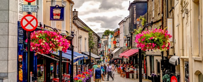 Una-delle-pittoresche-strade-di-Kilkenny-visitabili-durante-le-vacanze-studio-in-Irlanda