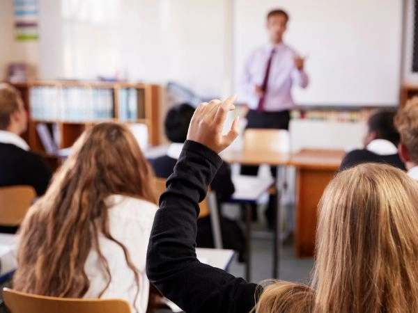 Studentessa che alza la mano 