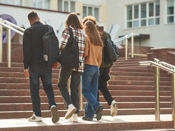 L’adattamento richiede tempo e ogni esperienza internazionale attraversa una fase iniziale di assestamento.