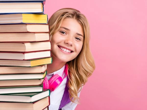 I programmi junior moderni sono progettati proprio per offrire ambienti protetti, controllati e adatti alla fascia 8-13 anni.