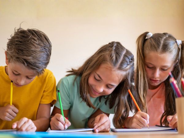 Cosa rende sicura una vacanza studio per bambini 8–12 anni: supervisione, sicurezza strutture, accompagnatori qualificati e assistenza 24h Cosa rende sicura una vacanza studio per bambini 8–12 anni: supervisione, sicurezza strutture, accompagnatori qualificati e assistenza 24h