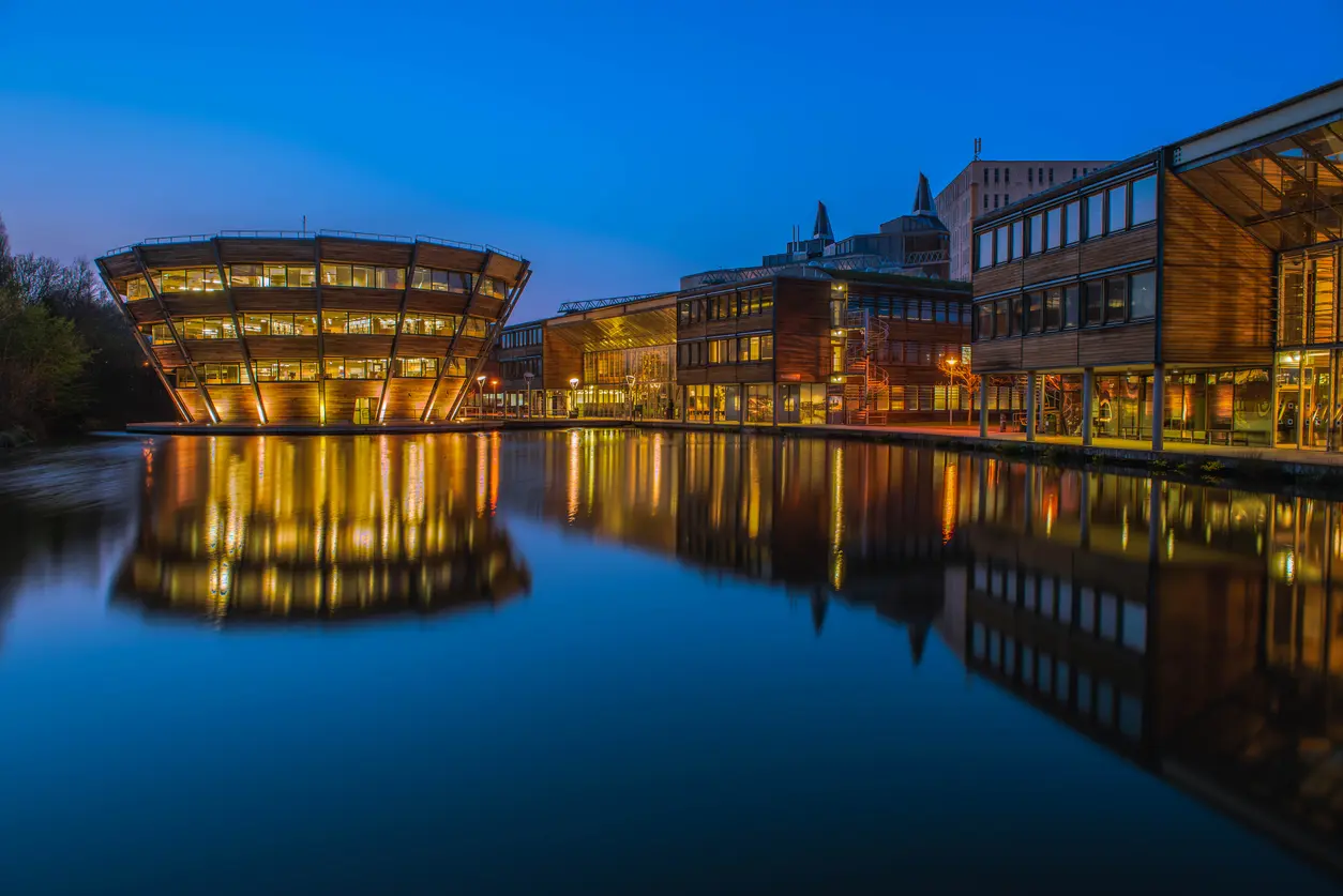 Campus della University of Nottingham in Inghilterra con edifici universitari moderni e ampi spazi verdi del campus universitario inglese Campus della University of Nottingham in Inghilterra con edifici universitari moderni e ampi spazi verdi del campus universitario inglese