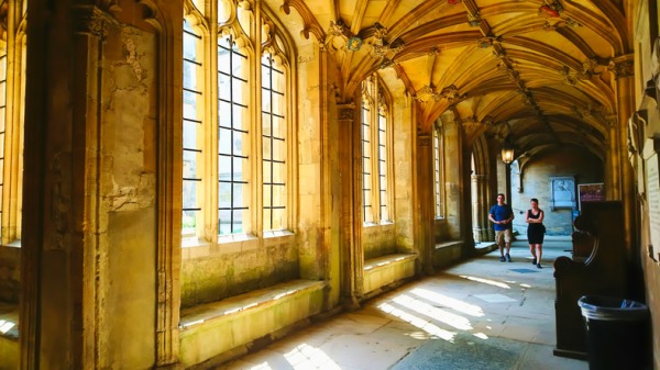 Uno-dei-suggestivi-corridoi-del-Christ-College-di-Oxford