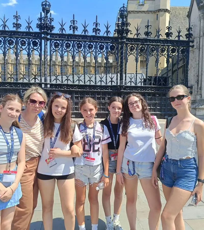 Essere Group Leader significa gestire relazioni con studenti, famiglie e staff durante una vacanza studio, oltre a organizzare attività e programmi
