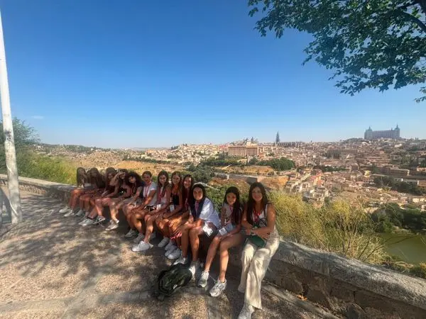 Il Group Leader durante una vacanza studio aiuta gli studenti a diventare autonomi, senza sostituirsi a loro nelle attività e nelle esperienze all’estero Il Group Leader durante una vacanza studio aiuta gli studenti a diventare autonomi, senza sostituirsi a loro nelle attività e nelle esperienze all’estero