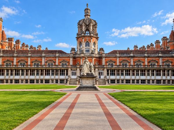 Cortile del Royal Holloway sotto il sole Cortile del Royal Holloway sotto il sole