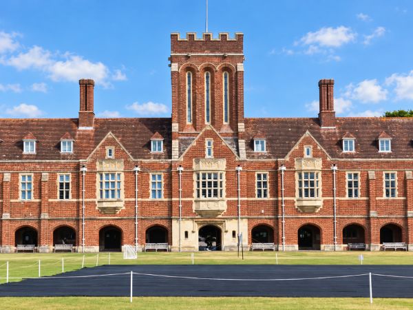Eastbourne College in Regno Unito sotto un cielo azzurro Eastbourne College in Regno Unito sotto un cielo azzurro