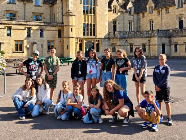 Ragazzi in posa a Cirencester durante la loro vacanza studio Ragazzi in posa a Cirencester durante la loro vacanza studio