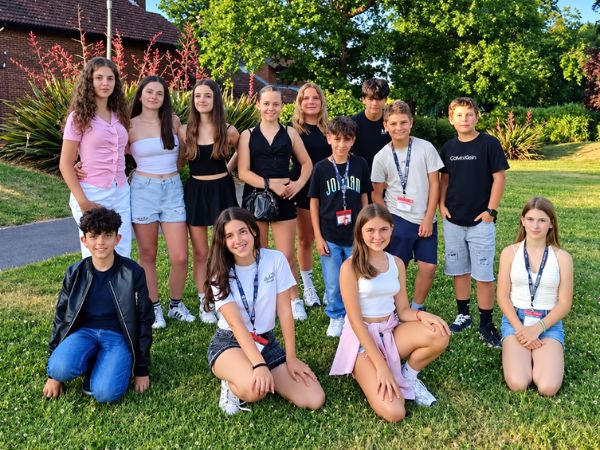 Ragazzi in posa durante la loro vacanza studio inglese Ragazzi in posa durante la loro vacanza studio inglese