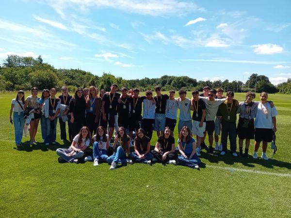 Ragazzi nel giardino del campus di Bath Ragazzi nel giardino del campus di Bath