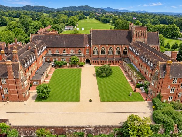Vista aerea di Ardingly College al sole Vista aerea di Ardingly College al sole
