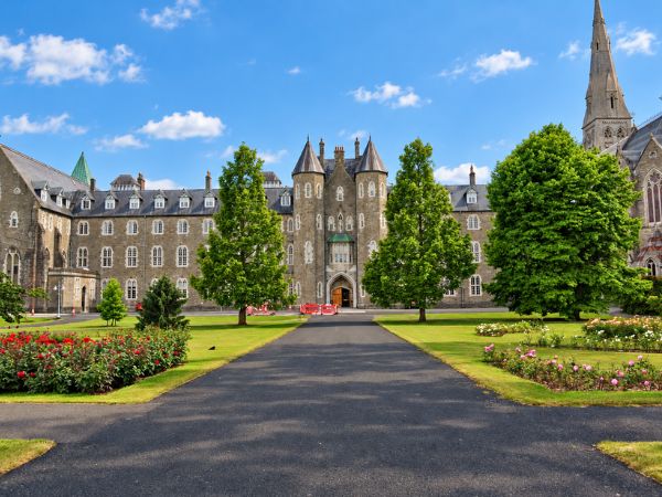 Vista del campus di Maynooth sotto un cielo azzurro Vista del campus di Maynooth sotto un cielo azzurro