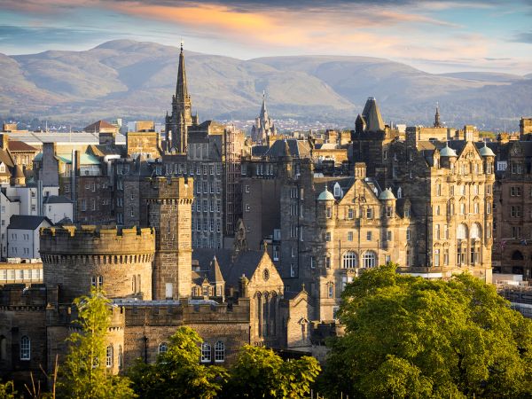 Vista di Edimburgo da Calton Hill al tramonto Vista di Edimburgo da Calton Hill al tramonto