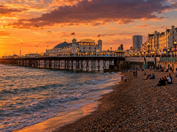 Vista mare sul Palace Pier di Brighton al tramonto Vista mare sul Palace Pier di Brighton al tramonto